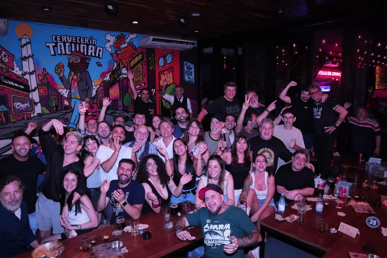 La fiesta íntima de despedida reunió a panelistas y amigos de Casella en una cervecería de Palermo