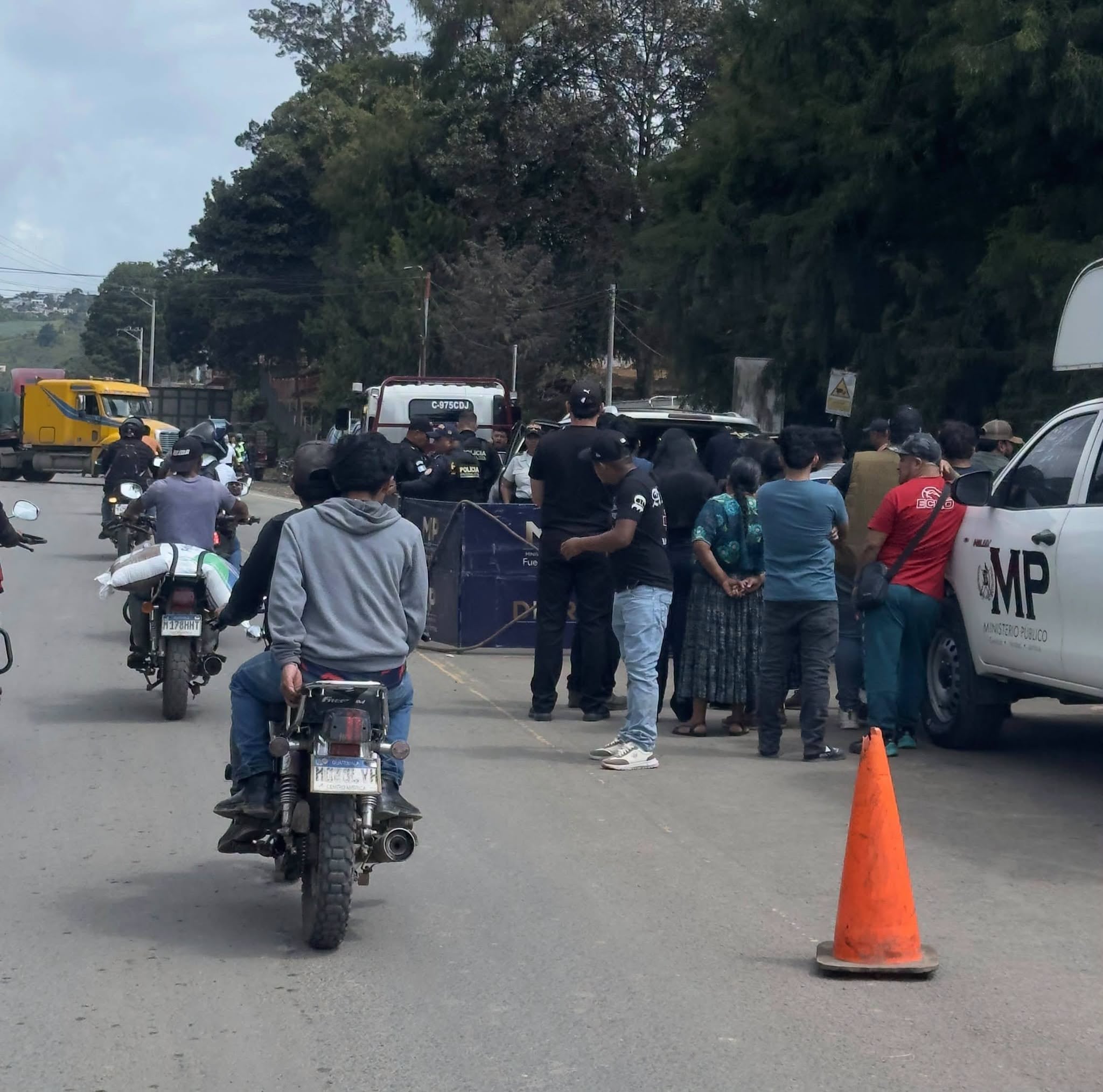 Fiscales del Ministerio Público procesan la escena del crimen. (PNC de Guatemala)