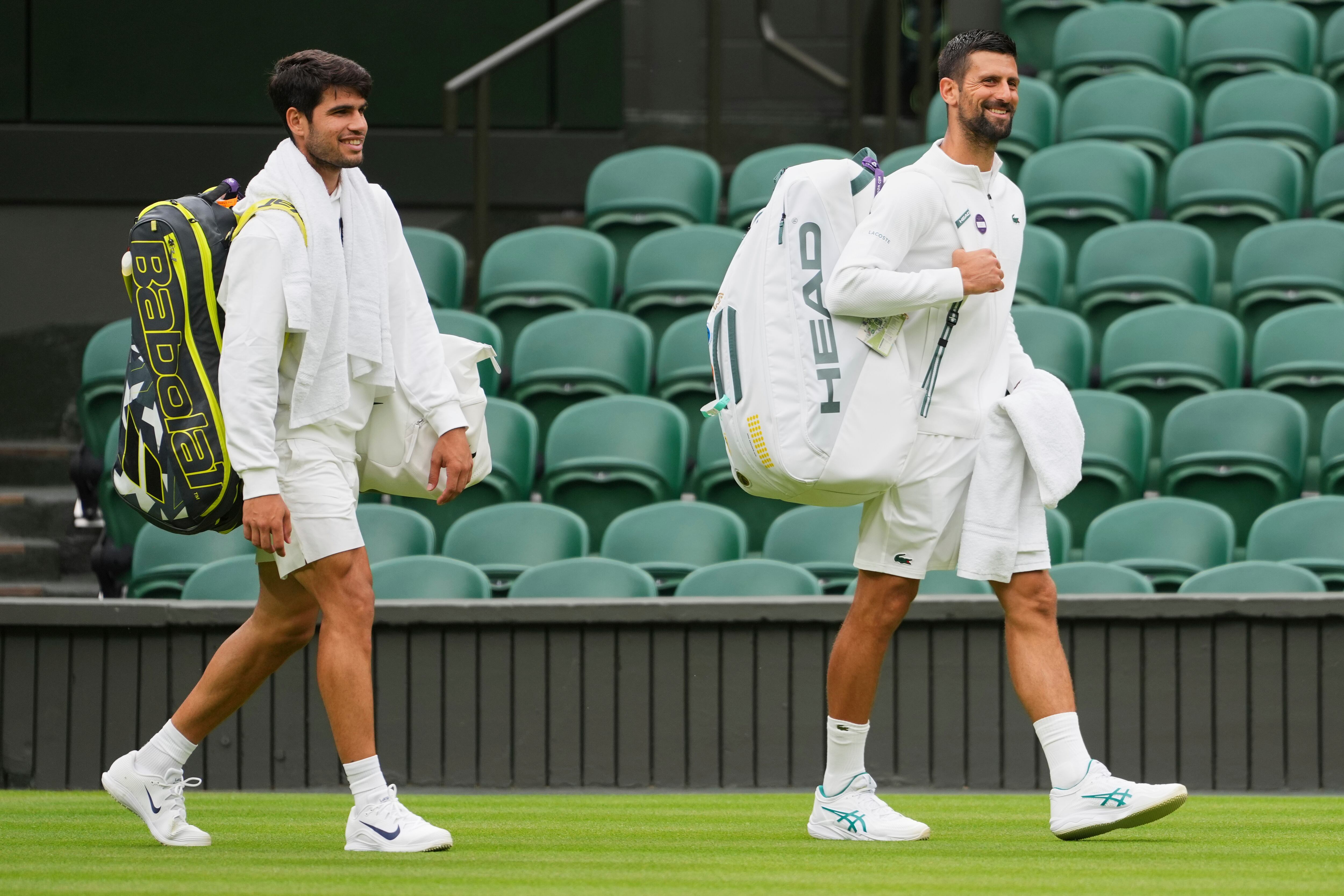 Djokovic y Alcaraz realizaron el protocolar entrenamiento en la antesala de Wimbledon, con el último campeón presente en la cancha central (AP Photo/Kirsty Wigglesworth)