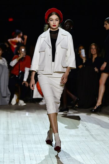La top model Gigi Hadid lució un tailleur en blanco, rojo y negro. Con una boina roja, Hadid brilló en la pasarela de Jacobs con unos stilettos rojo con soquetes