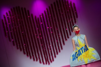 Vestidos plato con el logotipo de Ágatha, un clásico de la diseñadora española