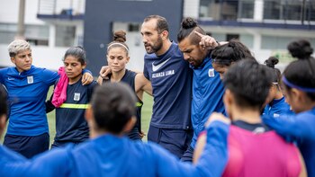 Hernán Barcos visitó el entrenamiento