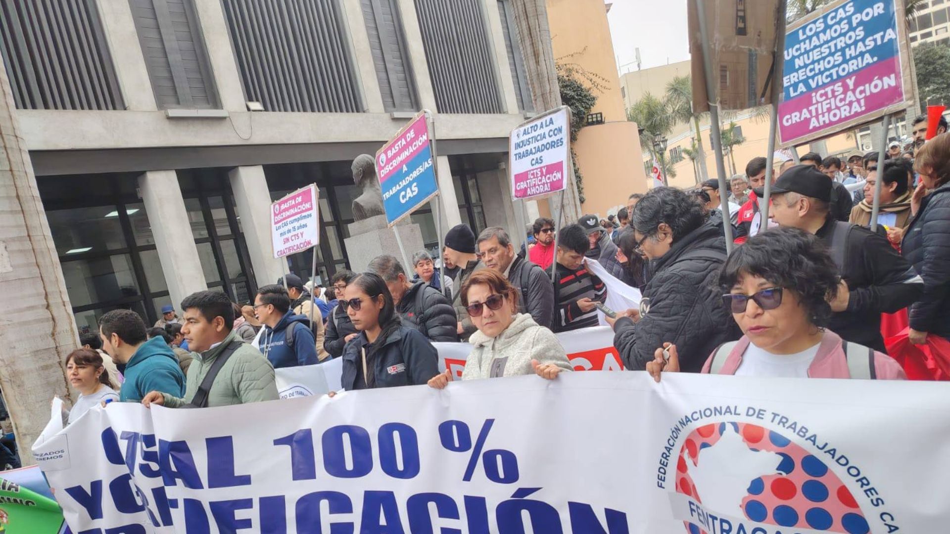 Trabajadores CAS interponen demanda contra el MEF para que se aplique el 100% de la gratificación