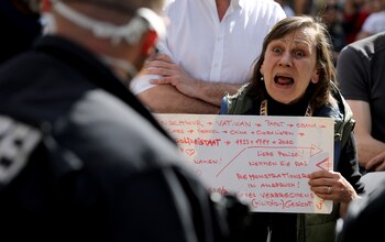 Una mujer protesta en la