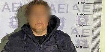 Una mujer se encuentra entre