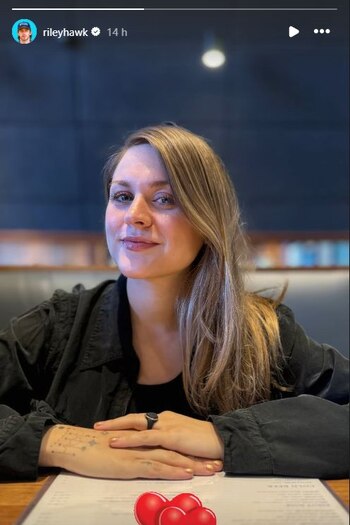 Frances mantuvo la noticia del embarazo en privado hasta el nacimiento de Ronin (Instagram/@rileyhawk)