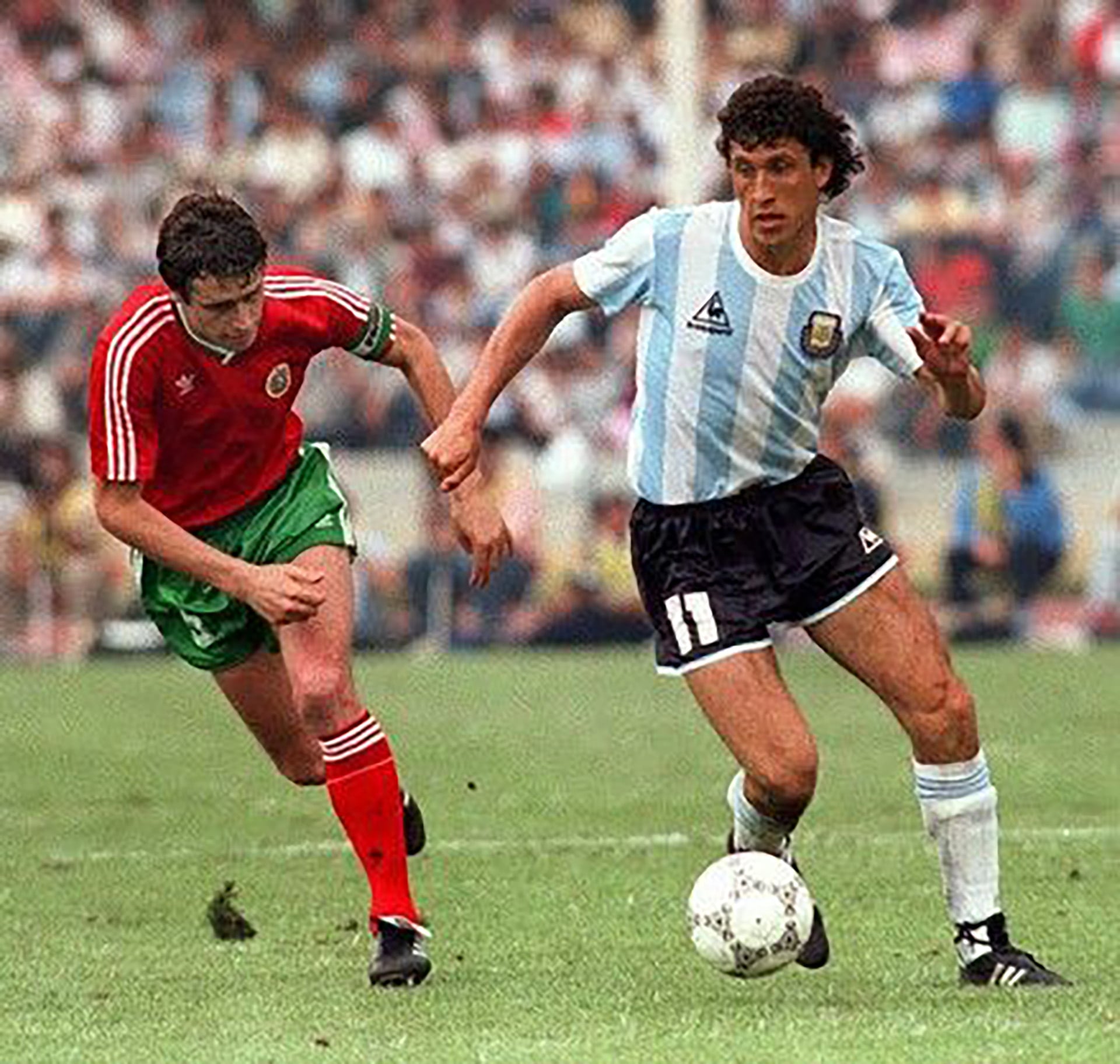 Jorge Valdano en uno de los muchos ataques que encabezó esa tarde. El delantero de Real Madrid atravesaba un gran momento