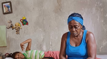 Ilustración de una mujer con camiseta y cinta azul en la cabeza junto a un niño acostado en la cama y muñecos en la pared.