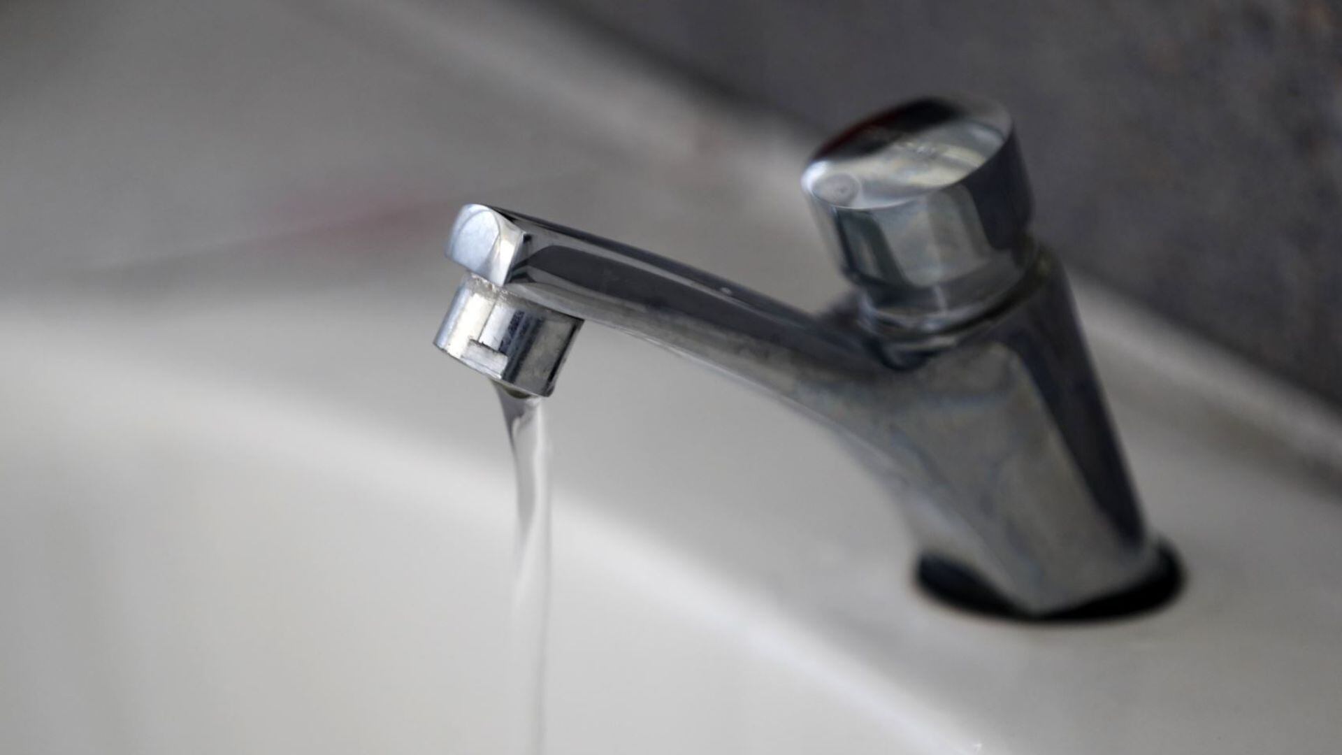 Sedapal recomendó a la población almacenar agua potable antes del inicio del corte programado - Créditos: Freepik.