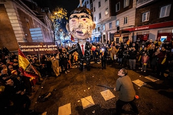 Decenas de personas celebran la entrada del año nuevo en la calle Ferraz, a 1 de enero de 2024, en Madrid (España). (Diego Radamés/Europa Press)