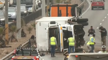 Vuelco de furgón colapsa la Panamericana Sur: desvíos saturados y congestión masiva