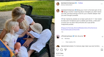 Daniela Christiansson, rubia, sentada al aire libre con sus dos hijos rubios; la niña mayor abraza una muñeca y el bebé lleva un sombrero