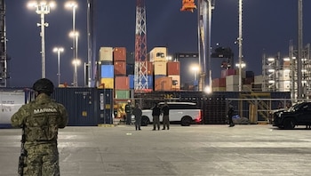 A pesar de que las autoridades no revelaron los modelos ni el tipo de vehículos asegurados, fotografías emitidas por la misma dependencia sugieren que se trata de camionetas de alta gama. (Crédito: especial)