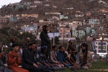 Un grupo de talibanes, orando