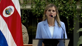 La presidenta de Costa Rica justificó limitar el ingreso de comida y objetos a prisiones para frenar drogas y armas, y sostuvo que las medidas buscan recuperar el orden interno en los centros penales (Captura de pantalla de la transmisión en directo)