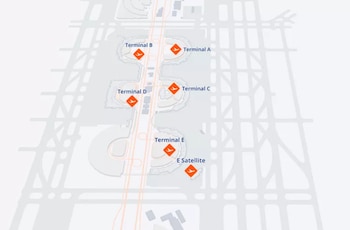 Un mapa blanco y gris claro de un aeropuerto con cinco terminales etiquetadas (A, B, C, D, E) y un E Satellite, todas marcadas con iconos de avión naranjas