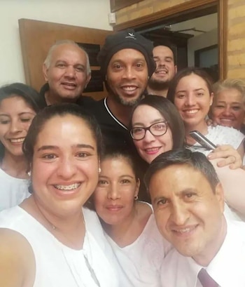 Ronaldinho se fotografió con empleados