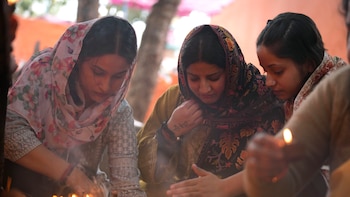 Dinámicas, incógnitas y desigualdades: cinco escritoras indias reescriben el mapa cultural del planeta desde la vida cotidiana