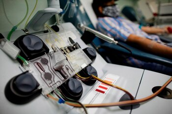 Una mujer dona su plasma