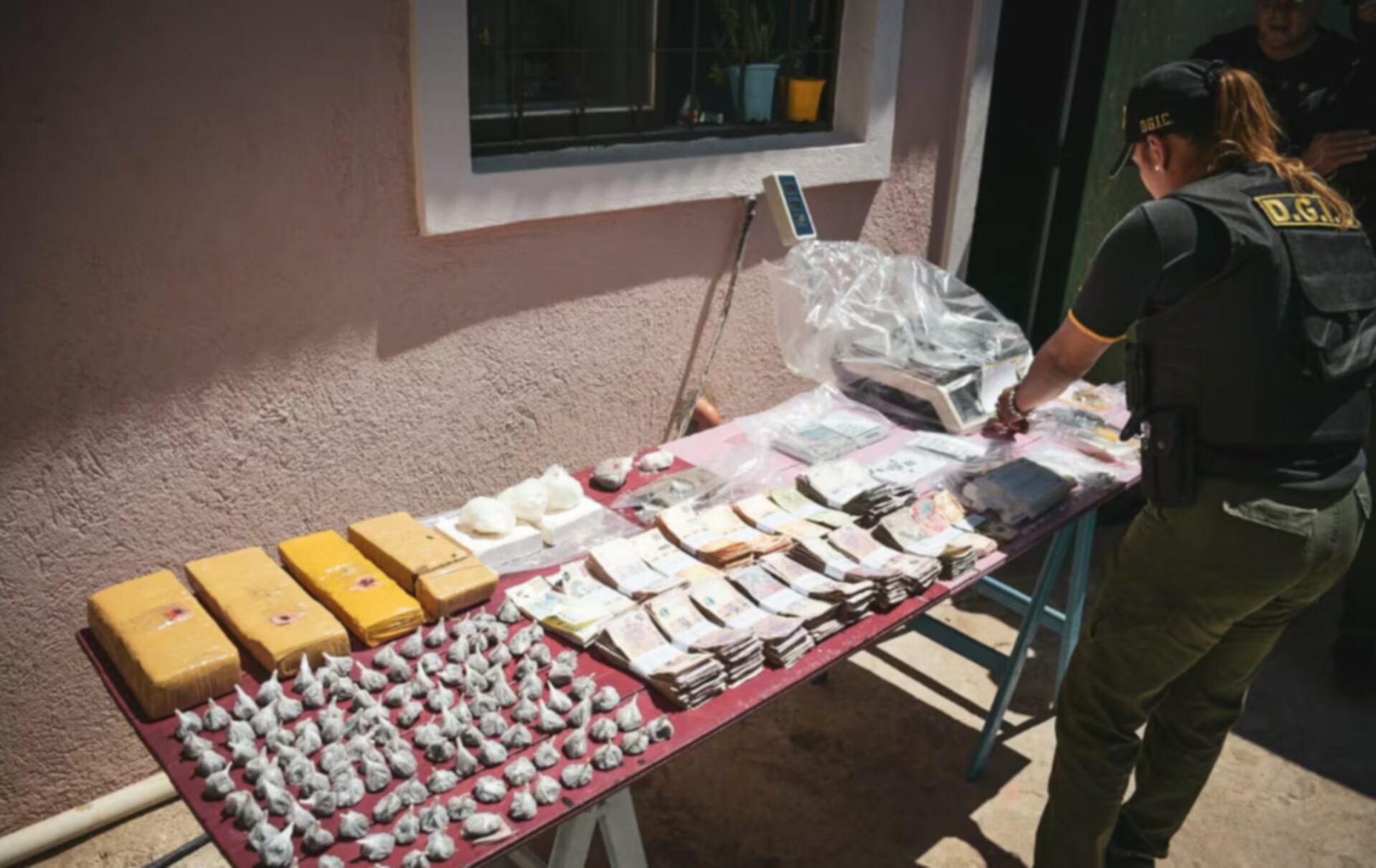La Policía de Córdoba exhibe lo secuestrado en los allanamientos realizados en el barrio La Tela de la ciudad capital provincial (Foto X @minsegcba)