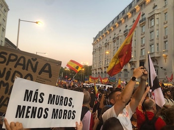 02/09/2026 Sucesos.- Cuatro detenidos y cuatro policías heridos tras finalizar la concentración de ceutíes frente al Congreso.
Cuatro personas --dos adultos y dos menores de edad-- han sido detenidas por desórdenes y atentado contra la autoridad, y cuatro policías nacionales han resultado heridos --tres de ellos leves y uno pendiente de valoración-- en los enfrentamientos registrados al finalizar la manifestación convocada por la iniciativa ciudadana 'Por Ceuta' frente al Congreso de los Diputados, según ha informado la Delegación del Gobierno en Madrid.
POLITICA