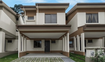 Las nuevas urbanizaciones ofrecen amenidades como seguridad privada, piscinas, gimnasios y áreas recreativas, características que han impulsado la preferencia por los desarrollos en condominio. Crédito: Milenium 3