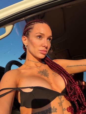 La artista llevó un look