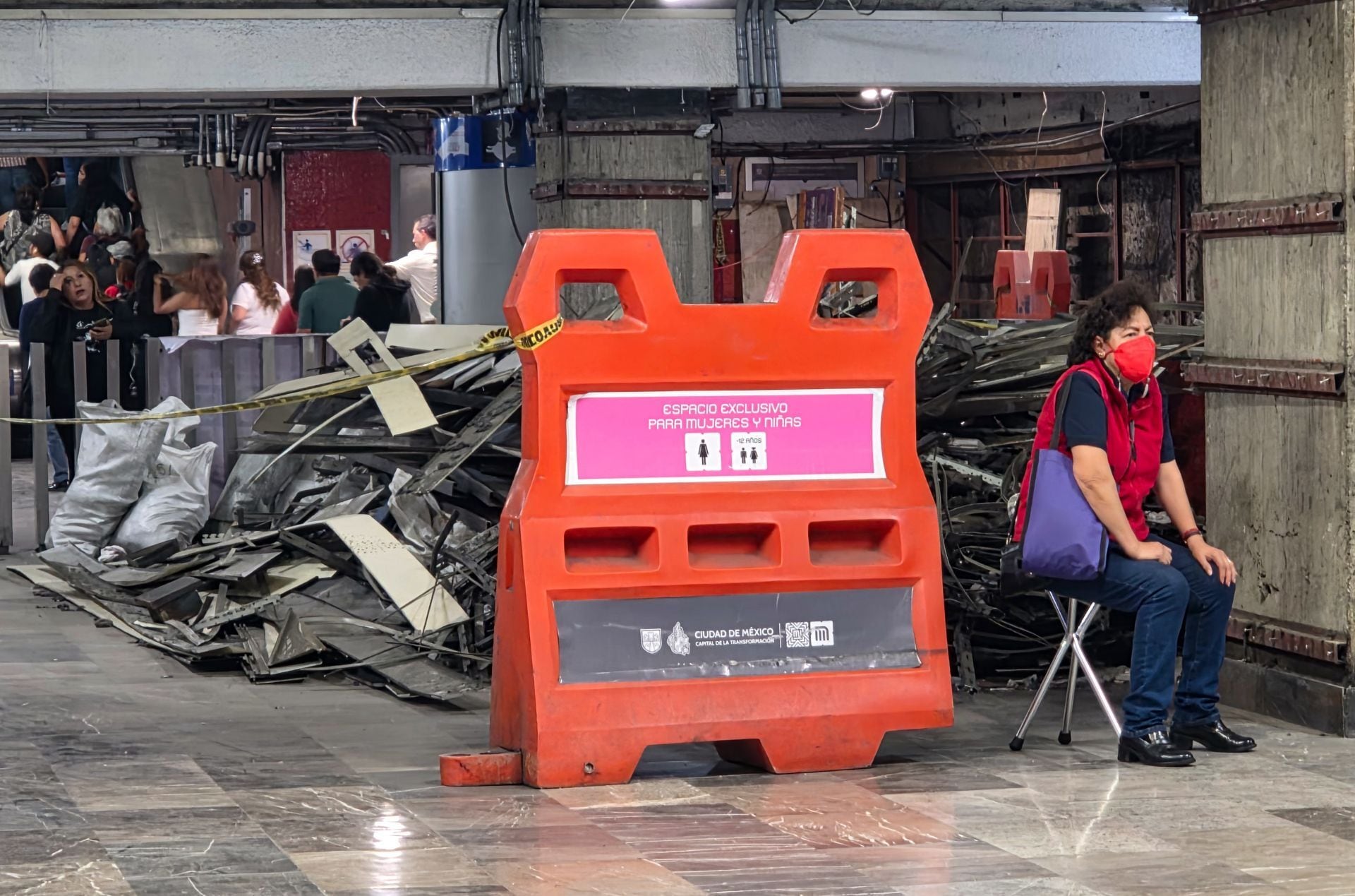 CIUDAD DE MÉXICO, 09ABRIL2026.- Entre penumbras, escombro y polvo, usuarios de las líneas 2 y 8 del metro, lidian día con día para trasladarse entre las estaciones y trasbordos que se encuentran en remodelación.FOTO: ROGELIO MORALES/CUARTOSCURO.COM