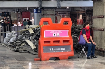 CIUDAD DE MÉXICO, 09ABRIL2026.- Entre penumbras, escombro y polvo, usuarios de las líneas 2 y 8 del metro, lidian día con día para trasladarse entre las estaciones y trasbordos que se encuentran en remodelación.
FOTO: ROGELIO MORALES/CUARTOSCURO.COM