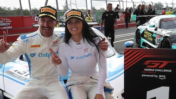 Dejó de correr para ganar millones en OnlyFans, volvió al automovilismo e hizo historia