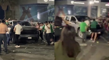 Collage de dos imágenes que muestran una multitud de personas empujando una camioneta oscura en una calle por la noche, con edificios iluminados al fondo.