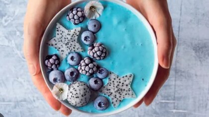 Comida azul: la nueva tendencia gastronómica con espirulina que tiene enormes beneficios nutricionales