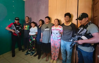 La Policía Nacional Civil identificó a los seis capturados como integrantes de una estructura criminal que mantenía cautiva a la comerciante.