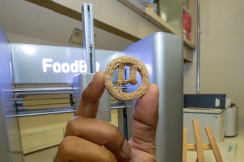 La mezcla nutritiva se completa con fibra, almidón y edulcorante, y una impresora 3D de alimentos forma por capas las galletas µBites antes de endurecerlas en microondas (SIU Carbondale Communications Lahiru Jayakody, Biotechnology Lab)