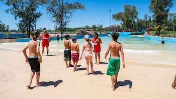 La pileta con olas, inaugurada