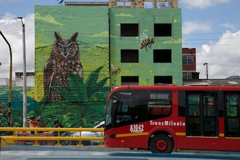 El Plan de Manejo de Tránsito dispuso que los buses de Transmilenio circulen por el puente recto y que el tráfico mixto y los buses zonales del Sitp usen el puente central - crédito IDU