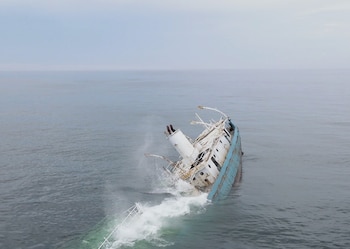 Unos 20 tripulantes abrirán orificios en el casco con sopletes de alta potencia para sumergir la nave en menos de 45 minutos (Virginia Marine Resources Commission)