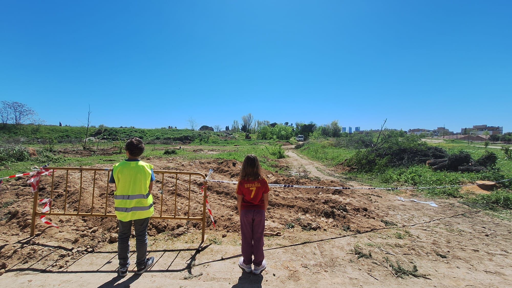 Dos niños frente a la explanada donde el Ayuntamiento de Madrid ha talado árboles. (Cedida a Infobae)