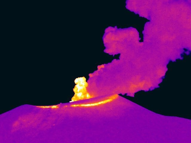 Sigue alerta naranja por actividad sísmica y emisiones de ceniza en el volcán Puracé: “Les recomendamos no acercarse al cráter ni a sus alrededores”