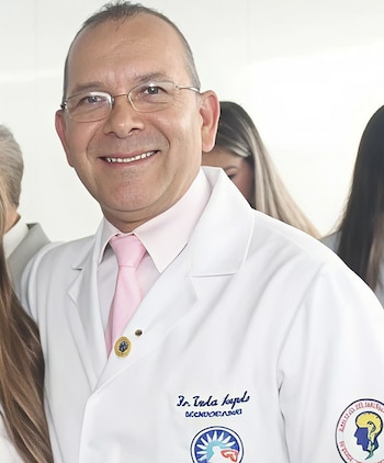 El doctor Carlos Angulo fue
