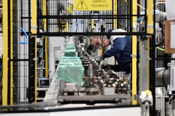Un trabajador en una fábrica de vehículos. (REUTERS/Massimo Pinca)