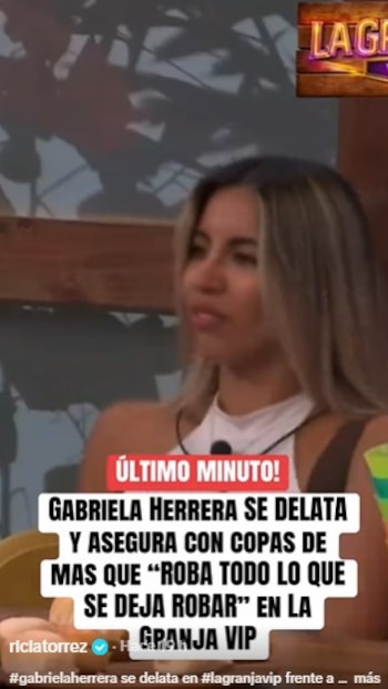 Gabriela Herrera, una mujer joven de cabello rubio, con camiseta blanca, sentada en un interior con la mirada a la derecha. Hay un logo "La Granja VIP" arriba