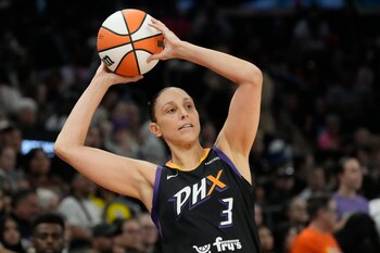 La WNBA advirtió que lanzar objetos implica expulsión automática y al menos un año de sanción. (AP Foto/Ross D. Franklin)