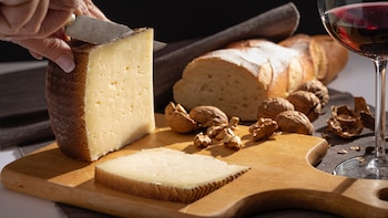 Del queso manchego a las avellanas: los 5 alimentos más ricos en calcio para cuidar los huesos