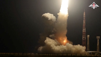 Un lanzamiento de prueba de un misil balístico intercontinental en el complejo de lanzamiento de cohetes Kapustin Yar en la región de Astracán, Rusia (Ministerio de Defensa de Rusia/Folleto vía REUTERS)