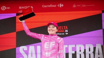 La suiza Noemi Rüegg se enfunda el maillot rojo en el estreno de La Vuelta Femenina