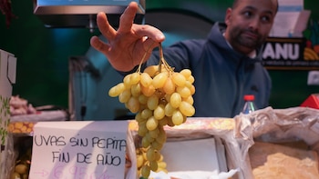 Pelar las uvas y cortarlas