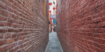 El Callejón Fan Tan es la calle comercial más angosta de Canadá, con solo 90 centímetros en su punto más estrecho (Wikipedia)