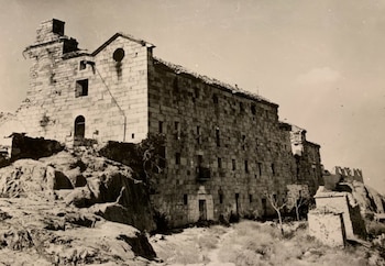 El estado del Santuario de la Virgen de la Cabeza tras el asedio de la Guerra Civil. (Instituto de Estudios Giennenses.)