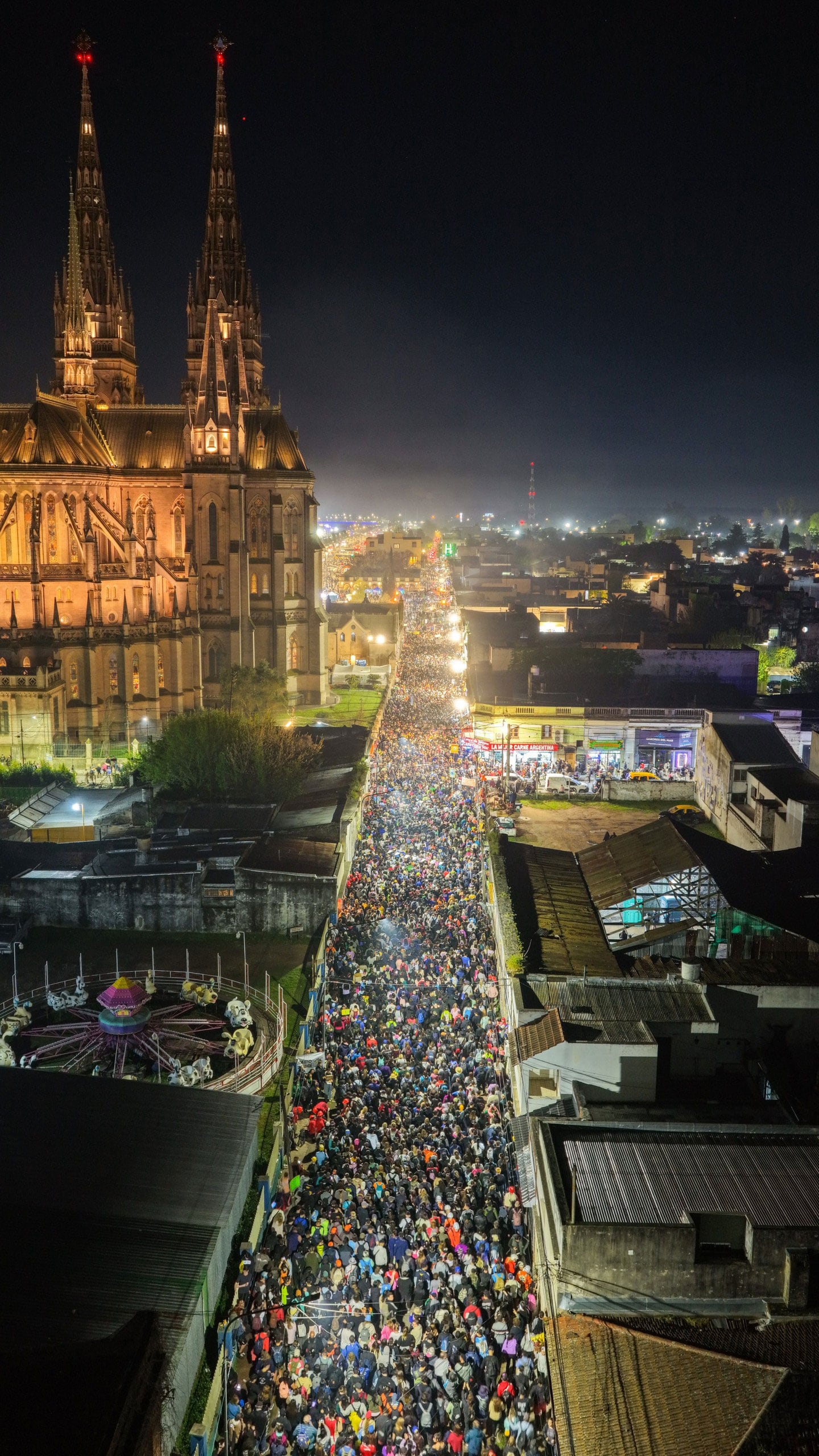 La llegada a Luján concentra todo ese esfuerzo. Después de horas de caminar, de haber atravesado el cansancio y quizás también la lluvia, aparece la Basílica (Fotos: Hernán Ruiz/@hernanruizok)